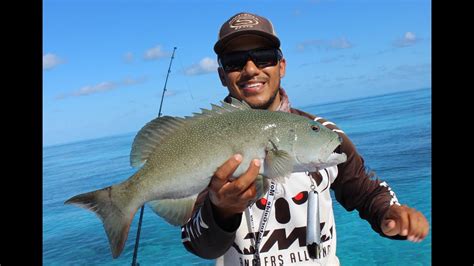 TOP WATER GREAT BARRIER REEF FISHING BIG GT STRIKE CORAL TROUT RED