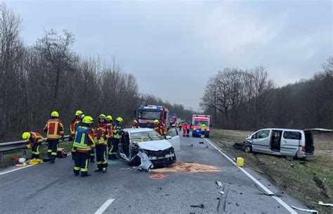 Schwerer Unfall Mit Sieben Verletzten Im Landkreis Landshut B11 Drei