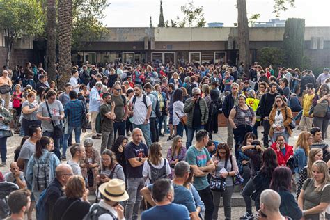 Oposiciones Multitudinarias En Barcelona Para Optar A Plazas Fijas De