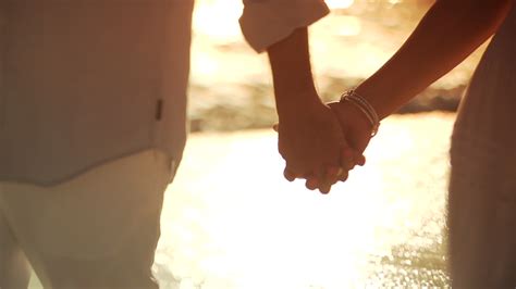 Pareja Caminando Tomados De La Mano En La Playa V Deo De Stock