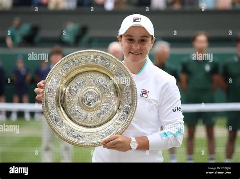 London Uk 10th July 2021 Winner Ashleigh Barty With The Venus