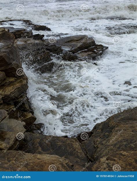 Rough Sea And Heavy Waves On The Rocky Coast Seaton Sluice Stock