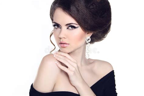 Schönes Brunette Mädchen Mit Frisur Und Bilden Lokalisiert Auf W Stockbild Bild von gesicht