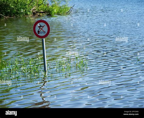 Blick Auf Ein Vom Hochwasser Im Grüntensee Umgebenes Verkehrszeichen