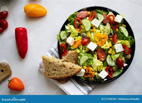 Uma Salada Verde De Vegan Feita De Uma Mistura De Folhas E Legumes