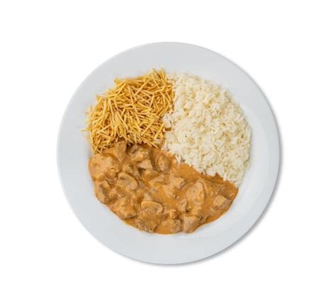 Strogonoff De Carne Arroz E Batata Palha Isolada Sobre Fundo Branco