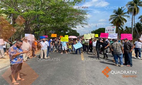 Bloquean en Petatlán habitantes de la sierra y causan kilométricas filas