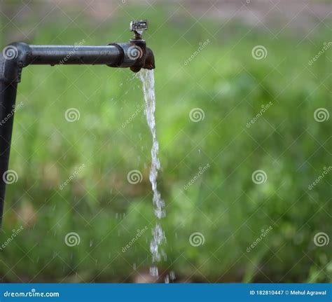 Ahorrar Agua Salvar La Tierra Imagen De Archivo Imagen De Verde Agua