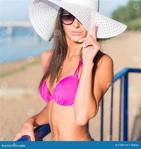 Ritratto Di Bella Giovane Donna In Cappello Che Posa In Bikini Sulla Spiaggia Fotografia Stock