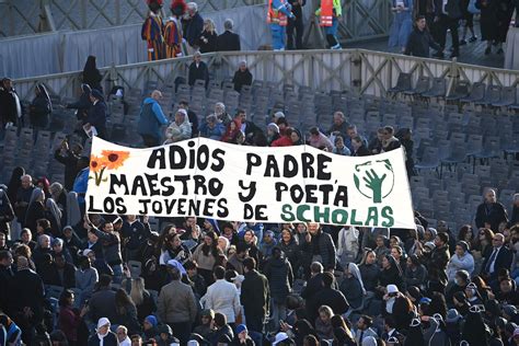 Italiano católico e gay quem é o estilista que vestiu o Papa Francisco por anos