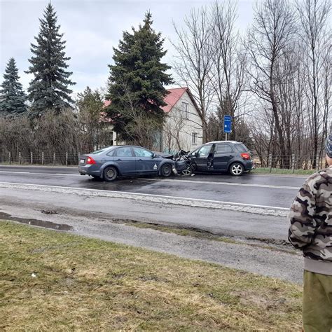 Wypadek na drodze krajowej numer 79 pod Kozienicami Czołowo zderzyły