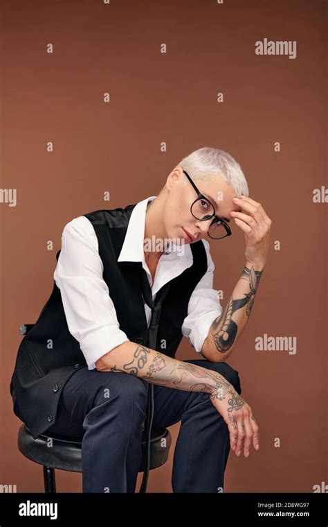 Femme mature avec des tatouages Banque de photographies et dimages à haute résolution Alamy