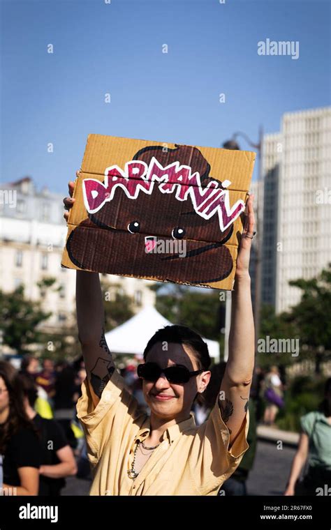 Paris France 6 juin 2023 Un manifestant tient un écriteau Darmanin