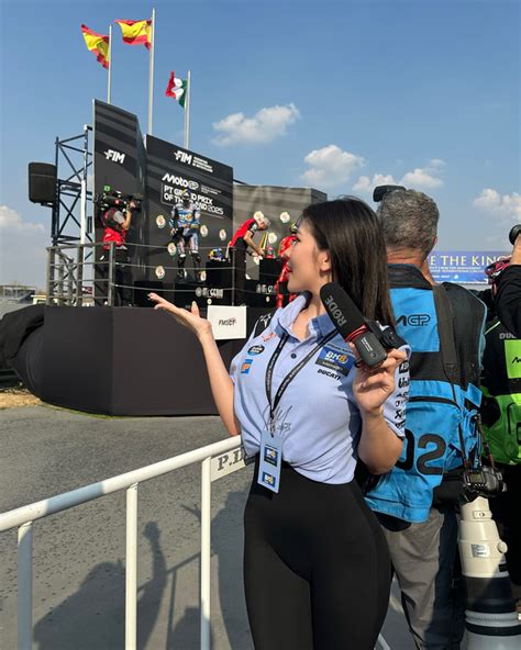 Hot girl 26 triệu fan khoe đường cong nóng bỏng bên đường đua