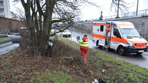 Fotos Mannheim Rheinau Unfall Auf B Bwm Fahrer Kracht Gegen Baum