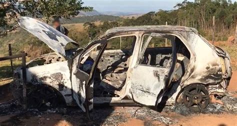 Corpo carbonizado é encontrado dentro de carro em Leopoldina Zona da