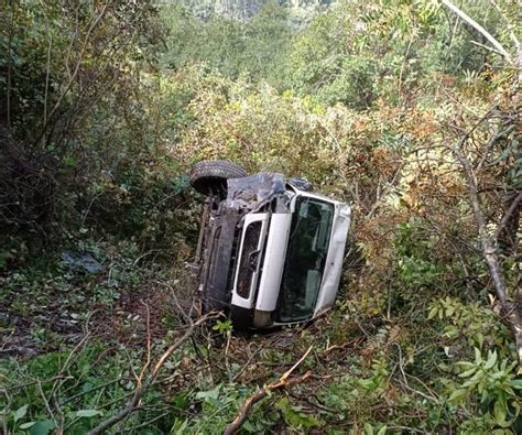 Cae Camioneta A Barranco Sobrevive Conductor