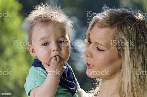 아름다운 구슬눈꼬리 쥠 그녀의 아들 2명에 대한 스톡 사진 및 기타 이미지 2명 가을 가족 Istock