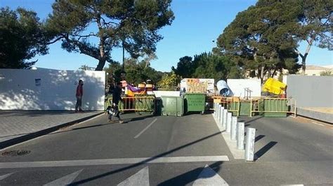 Tres Barricadas Bloquean Los Accesos A La Universidad De Alicante