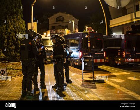 Miembros De Los Mossos D Esquadra Preparando Las Disposiciones De