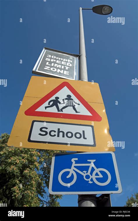 School Crossing Signs Hi Res Stock Photography And Images Alamy