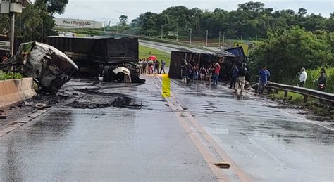 Carretas Batem E Uma Delas Pega Fogo Na Divisa Entre Mg E Go Na Br