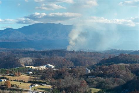 Pigeon Forge wildfire burns near Dollywood, threatening buildings