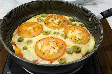 Pizza de frigideira um lanche prático e delicioso para comer a