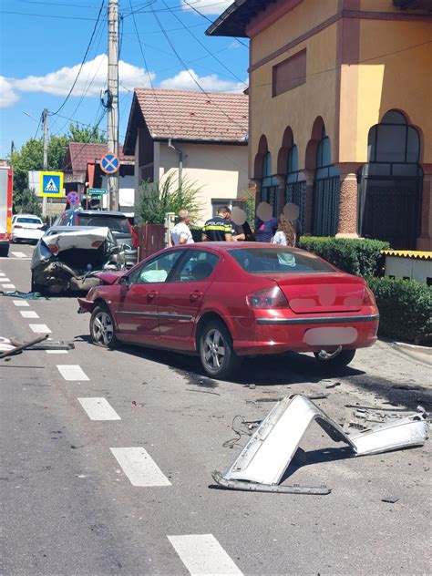 O minoră și o femeie rănite într un accident rutier în Râmnicu Vâlcea