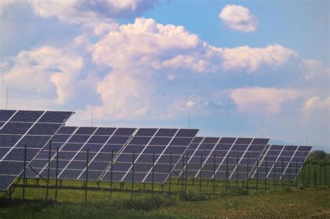 Los Paneles Solares Con El Cielo Soleado Los Paneles Solares Azules