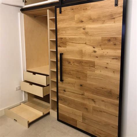 Alcove Wardrobe With Reclaimed Oak Barn Door Minimalistisch