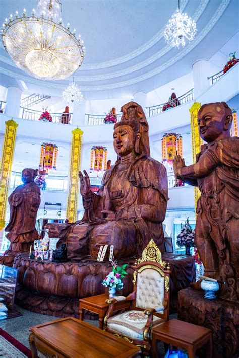 Estatua De Guan Yin Hecha De Madera En El Templo De Hyuaplakang Foto De