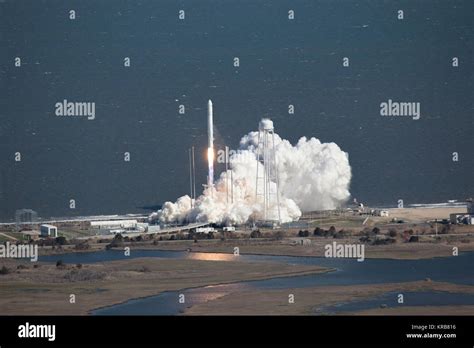 Antares Rocket Launch (8675761594 Stock Photo - Alamy