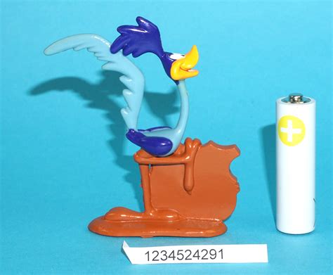 Looney Tunes Pvc Toy Figure Football Dutch Road Runner Star Toys