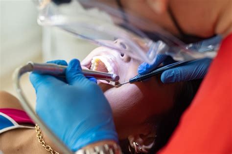 Dentista Verificando Os Dentes De Uma Mulher Em Um Escrit Rio Bem