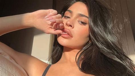 Kylie Jenner Posta Selfie De Lingerie Ap S T Rmino Cantor Travis Scott