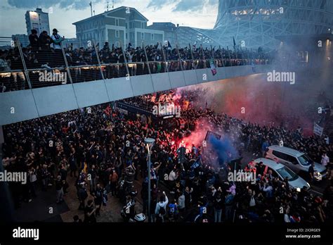 Festeggiamenti Dei Tifosi Dell Inter Sotto La Sede Della Squadra Per La