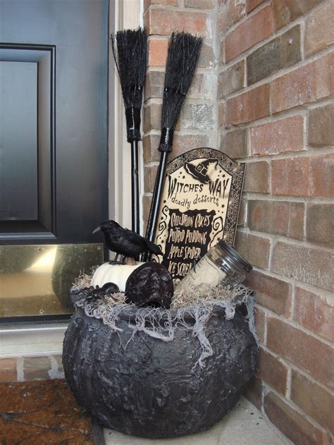 70 Cute And Cozy Fall And Halloween Porch Décor Ideas Shelterness