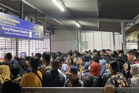 Foto Saat Penumpang Tertahan Di Stasiun Tanah Abang Mengantre