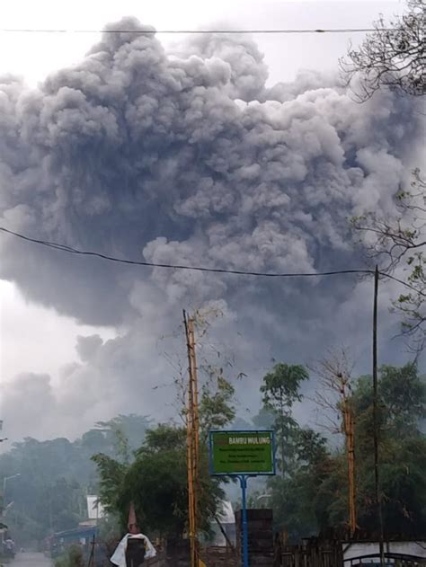 Gunung Semeru Erupsi Muntahkan Awan Panas Sejauh Km Republika Online