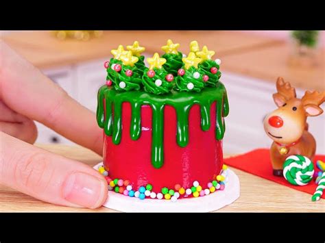 Miniature Christmas Buttercream Cake Decorating Ideas From Mini Bakery