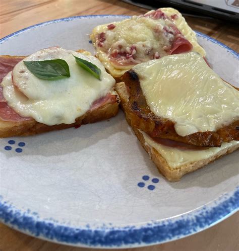 Toastvariationen Mit Tomaten Mozzarella Teller Rainer Beeken Flickr