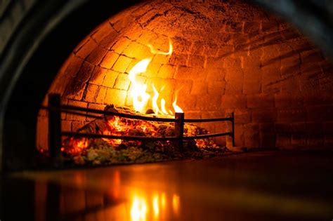 Fogo E Chamas No Forno De Pizza A Lenha Na Pizzaria Restaurante Forno