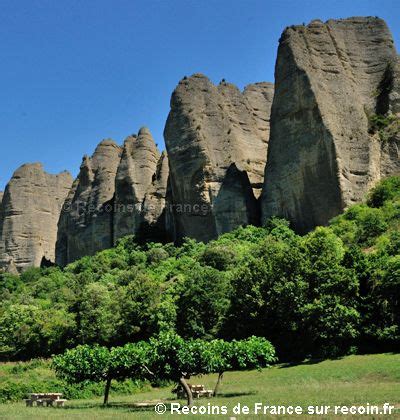 Pénitents des Mées Touriste Alpes de haute provence Tourisme