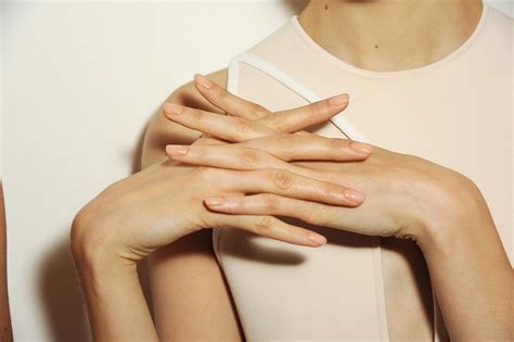 Nude Nails Τρόποι για να αναβαθμίσετε το πιο διαχρονικό χρώμα στο μανικιούρ