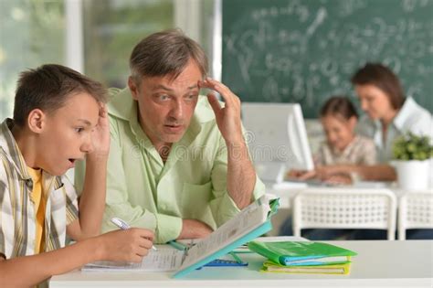 Engendre La Ayuda De Su Hijo Que Hace La Preparaci N En Sala De Clase