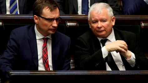 Polacy najbardziej ufają Trzaskowskiemu Całe podium nieufności dla