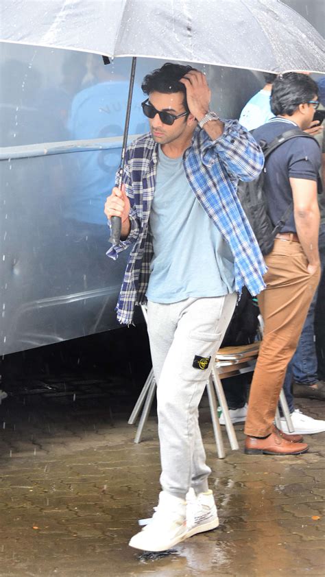 Photos Ranbir Kapoor Looks Cool In Casual As He Gets Snapped In The City Don T Miss The