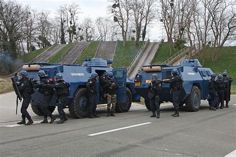 Apprendre à distinguer CRS policiers ou gendarmes mobiles dans les