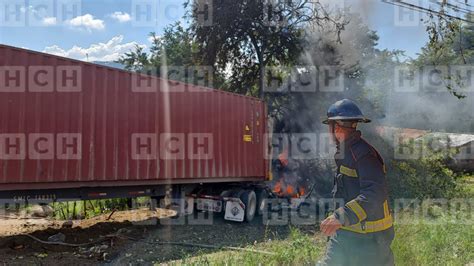 Rastra Se Incendia Tras Accidente De Tr Nsito En Carretera Que Conduce